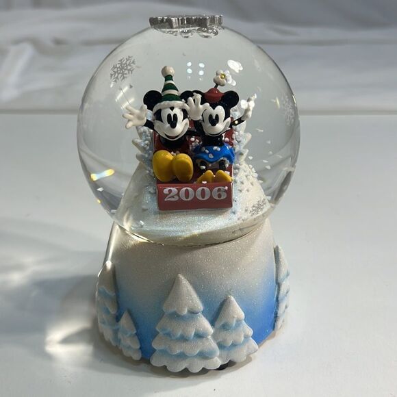Disney Authentic Minnie and Mickey snow globe - Picture 2 of 8
